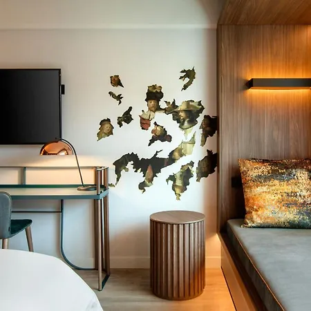 Renaissance Hotel 4*