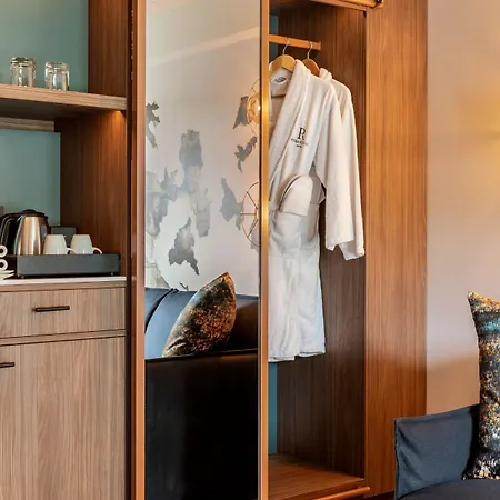 Renaissance Hotel 5*