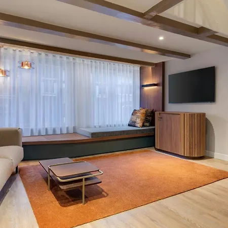 Renaissance Hotel 4*