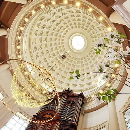 Renaissance Ξενοδοχείο 5*